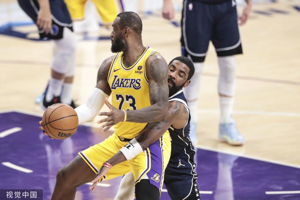 [NBA]小佩顿飞身拦截 助攻维金斯暴扣得手.